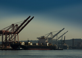Obraz premium Cargo ship loaded at Port of Seattle, Washington, United States