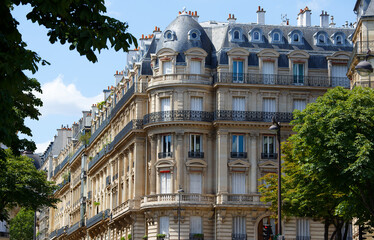Obraz premium The facades of traditional French houses with typical balconies and windows. Paris.