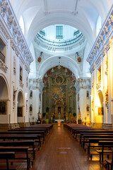 Interior de la Iglesia de los Jesuitas en Toledo, España - obrazy, fototapety, plakaty