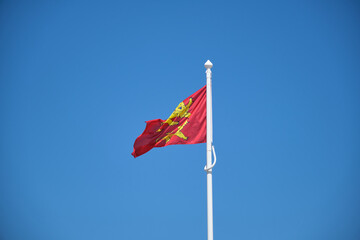Drapeau de la Normandie sous le ciel bleu