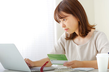 お金の計算をする若い女性