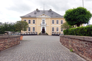 Schloss Miel, Barockschloss mit Golfplatz