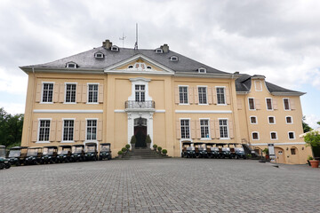 Schloss Miel, Barockschloss mit Golfplatz