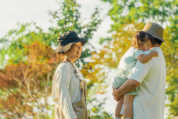 キャンプ場で遊ぶ家族・ファミリー（秋・アウトドア・旅行・レジャー・ピクニック）
