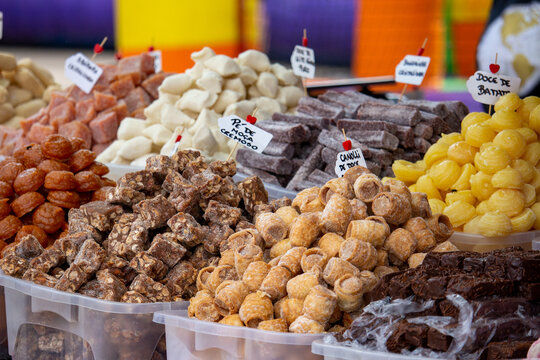 Banca de doces na feira. P&eacute; de mo&ccedil;a, cocada, canolli, doce de batata, doce de banana, cocada e doces diversos.