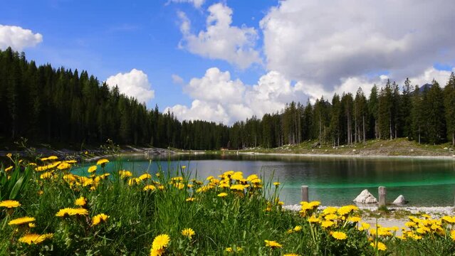 Il lago smeraldo, un sogno tra le montagne delle Dolomiti.