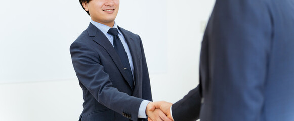 握手するビジネスマン
