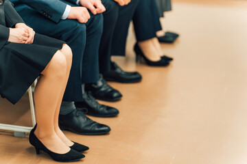 集団面接している就活生の手元
