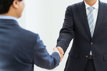 握手するビジネスマン（契約・商談・パートナーシップ）
