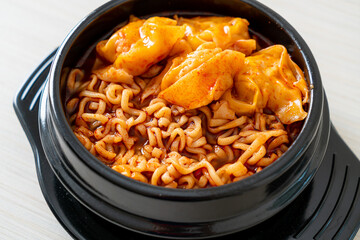 Korean instant noodles with dumplings