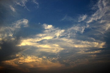 Obraz premium The sky in the evening was golden and cloudy.