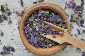 Obraz na płótnie Canvas Bowl with lavender on table 