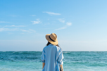Fototapeta na wymiar beautiful girl standing on the beach