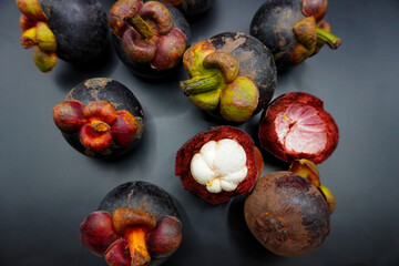 Obraz premium Mangosteen, Mangosteen group on black background, white meat
