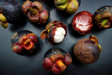 Obraz premium Mangosteen, Mangosteen group on black background, white meat
