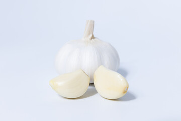 Obraz na płótnie Canvas Fresh garlic herb food on a white background.This culinary ingredient adds natural flavor and aroma to your meals. Ideal for gourmet cooking and food styling. A tasty addition to any recipe.