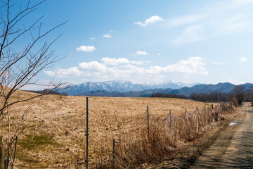 北海道平取町、牧草地越しに眺める日高山脈【3月】