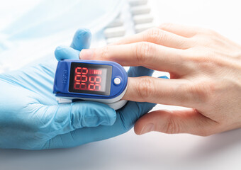 Pulse oximeter measuring oxygen saturation in blood and heart rate - obrazy, fototapety, plakaty