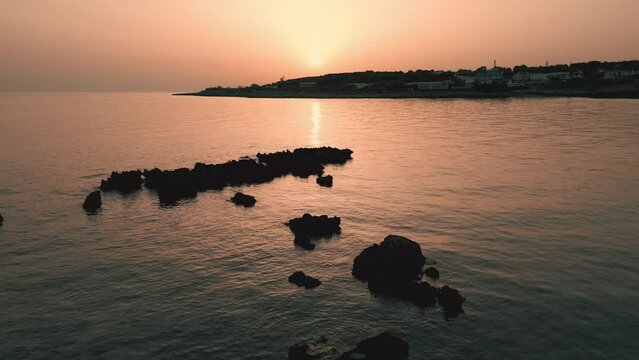 tramonto sul mare in Puglia, Salento, Italy. Solstizio d'estate, 21 giugno. Marina di Pulsano, Taranto