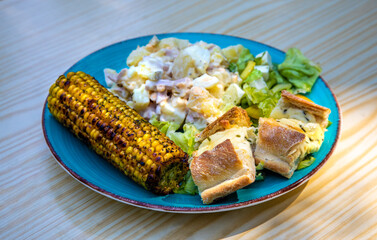 Überbackenes Baguette mit Salat und Grillkäse auf einem Teller