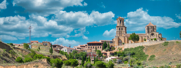 Vista alejada de la colegiata románica siglo XII de Santa María la mayor en la villa de Toro,...