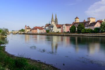 Steinerne Brück in Regensburg mit Donau im Sommer