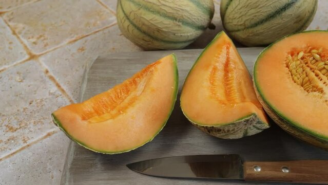 morceaux de melon sur une table