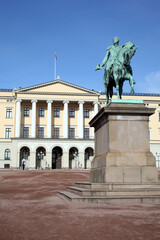 Fototapeta na wymiar Royal palace in Slottsparken with statue of Karl Johan - Oslo - Norway
