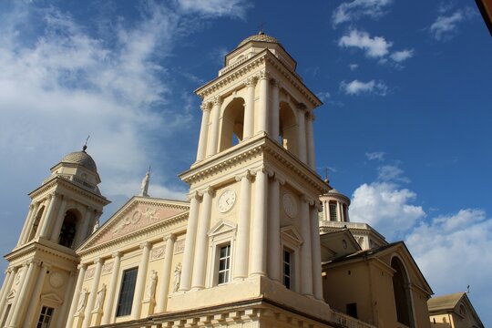 Porto Maurizio: Der Klassizistische Dom von San Maurizio wurde 1781 bis 1832 von dem Architekten Gaetano Cantone errichtet und ist die größte Kirche Liguriens (Italien).