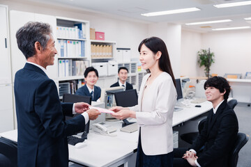 職場でお祝いをもらう女性社員