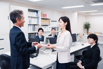 Fototapeta premium 職場でお祝いをもらう女性社員
