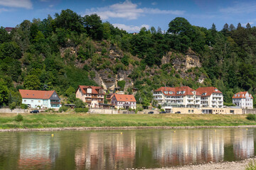 Fototapeta na wymiar Blick über die Elbe in Rathen, Sächsische Schweiz