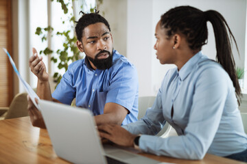 Obraz premium African American business couple working on a computer in the office
