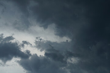 Fototapeta na wymiar Bedeckter Himmel mit dramatischer Stimmung