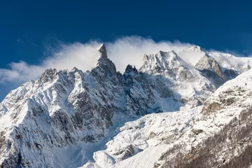 Crédence de cuisine en verre imprimé Mont Blanc A stunning view of the Mont Blanc range after a light snowfall in winter. Every mountaineer's dream to engage on the severe ice and rock slopes.
