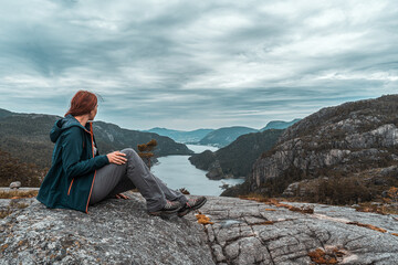 Wanderin in Norwegen schaut auf einen Fjord