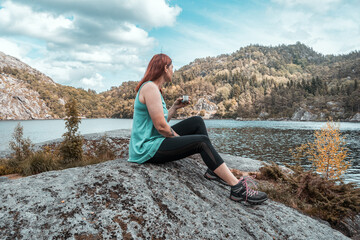 Fototapeta na wymiar Frau an einem Bergsee genießt ihre Freiheit