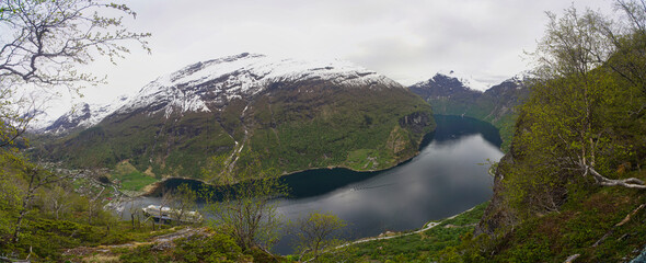 Fototapeta na wymiar Hoch über dem Geiranger-Fjord in Norwegen, Panorama