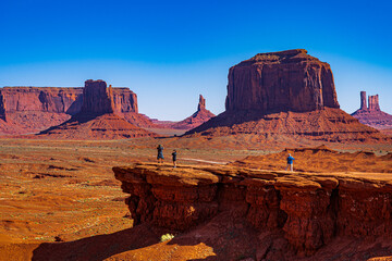Fototapeta premium Visitors to John Ford point admire the view of Monument Valley