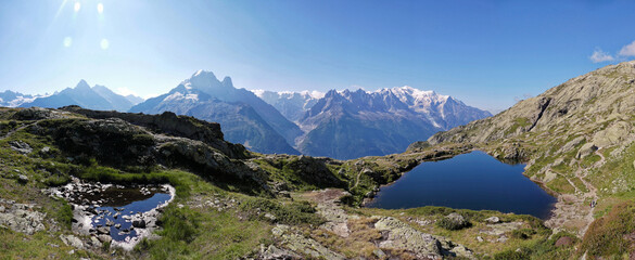 Fototapeta na wymiar Magnifique vue panoramique du Massif du Mont Blanc : lac de Chéserys et le l'aiguille du Midi 