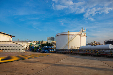 Obraz premium The industrial with the sunrise sky
