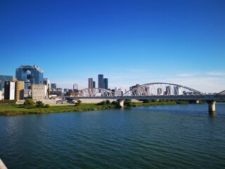 Naklejka premium 淀川とスカイビル