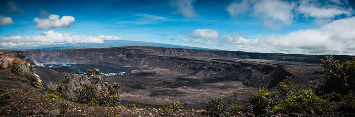 Panoramic view of the Kilauea crater in volcano national park - obrazy, fototapety, plakaty
