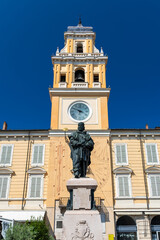 Fototapeta na wymiar Palazzo del Governatore mit Garibaldi-Statue in Parma, Emilia-Romagna, Italien
