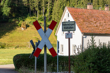 Verkehrszeichen an einem unbeschrankten Bahnübergang