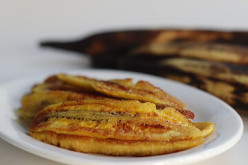 Caramelised plantain slices. Long slices of ripe plantain roasted with ghee and sugar on a griddle. A traditional tea time snack from Kerala © Trending Now