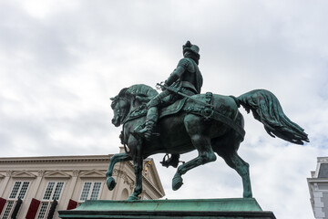 Statue of a horse in front  of Noordeinde Palace