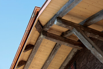 hausdach holzbalken baustelle unterdach t&auml;fer kupferdachrinne