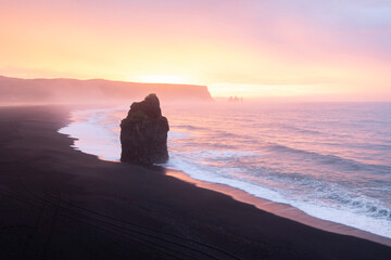 Islande, la plage de sable noir de Reynisfjara à Vik Mýrdal, le rocher Arnardrangur - obrazy, fototapety, plakaty