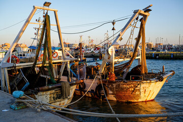 Chalutiers amarr&eacute;s dans un port de p&ecirc;che